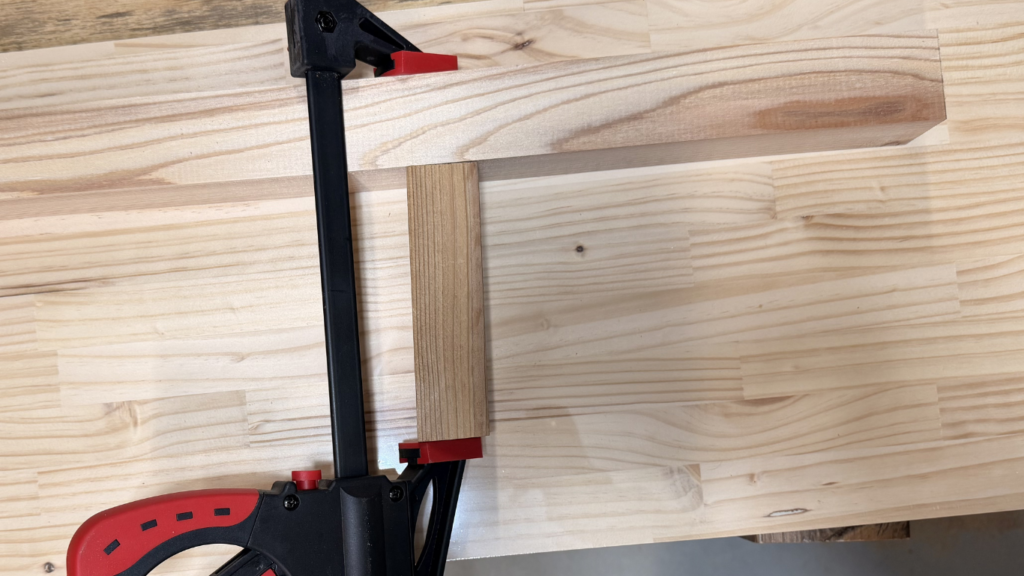 バークランプで少し眺めの木材を挟んでいます。