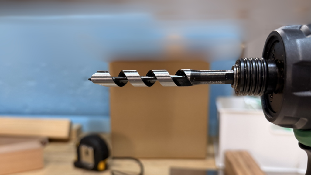 電動ドライバーの穴あけ用のせんたんです。