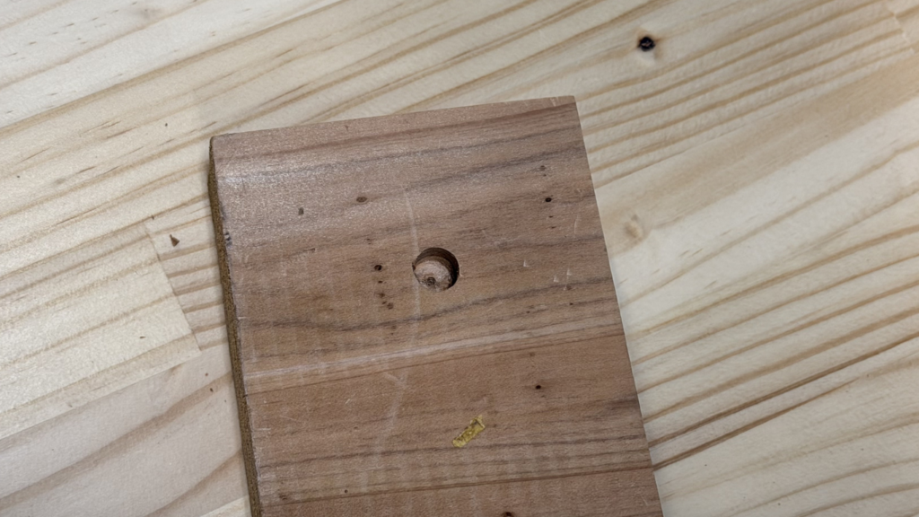 電動ドリルで穴を開けました