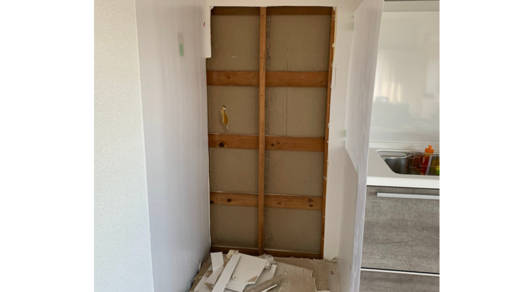 バールで壊した壁