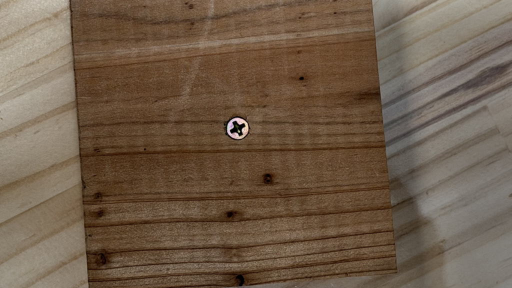 電動ドライバーでネジを締めました。