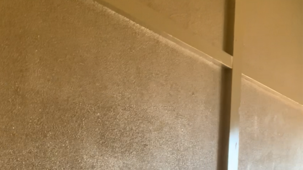 パントリーの元々の柱の色