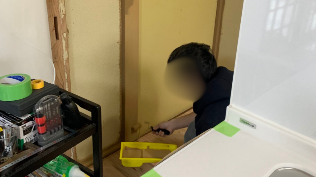 面積が広いところはローラーで塗る