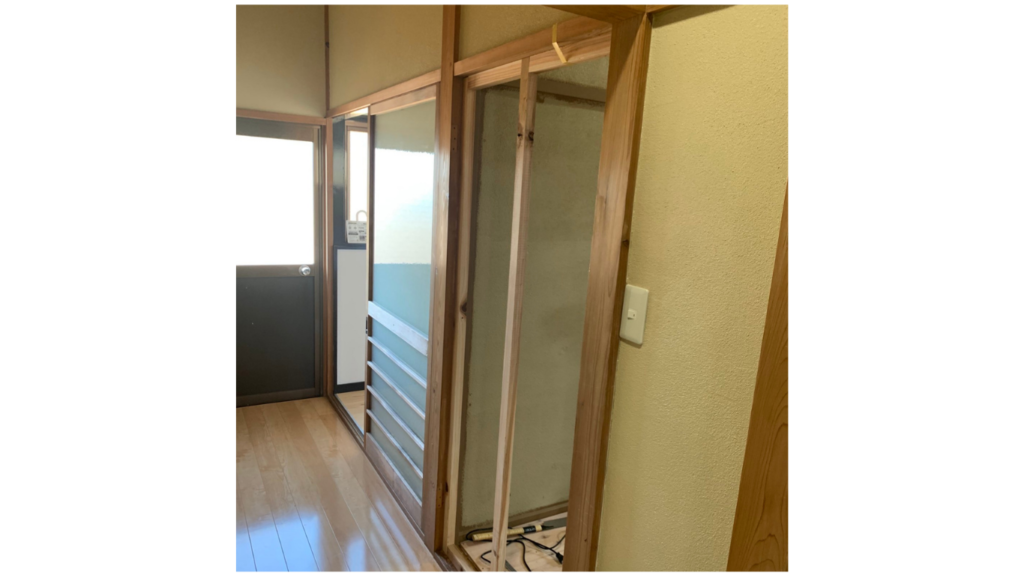 枠組みをつくり、石膏ボードをつける準備