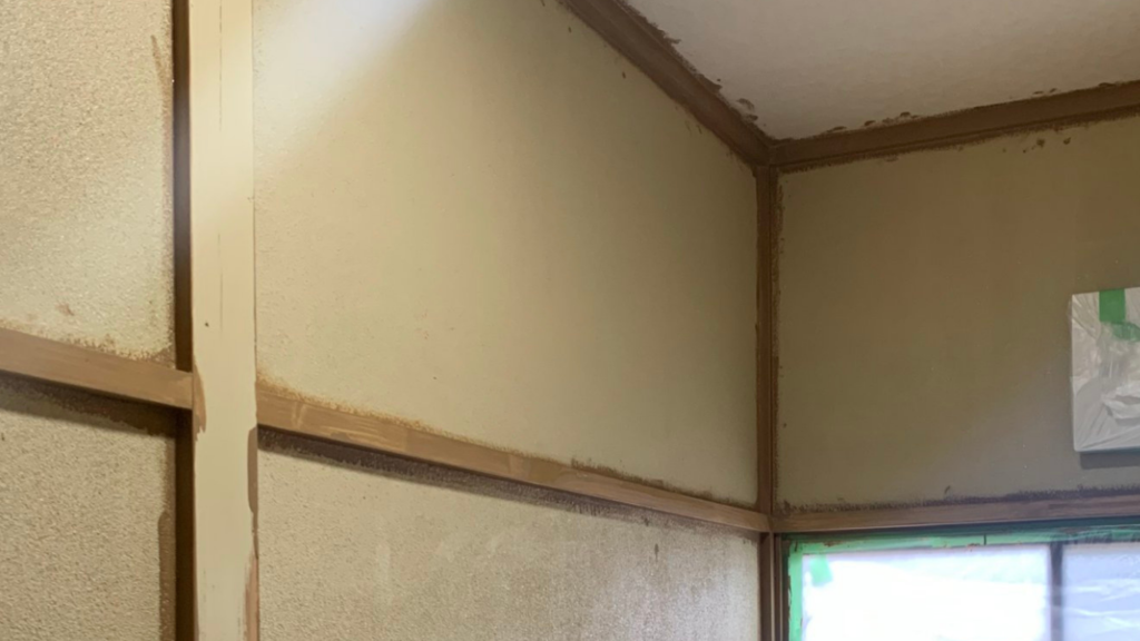 柱のスミから塗っています