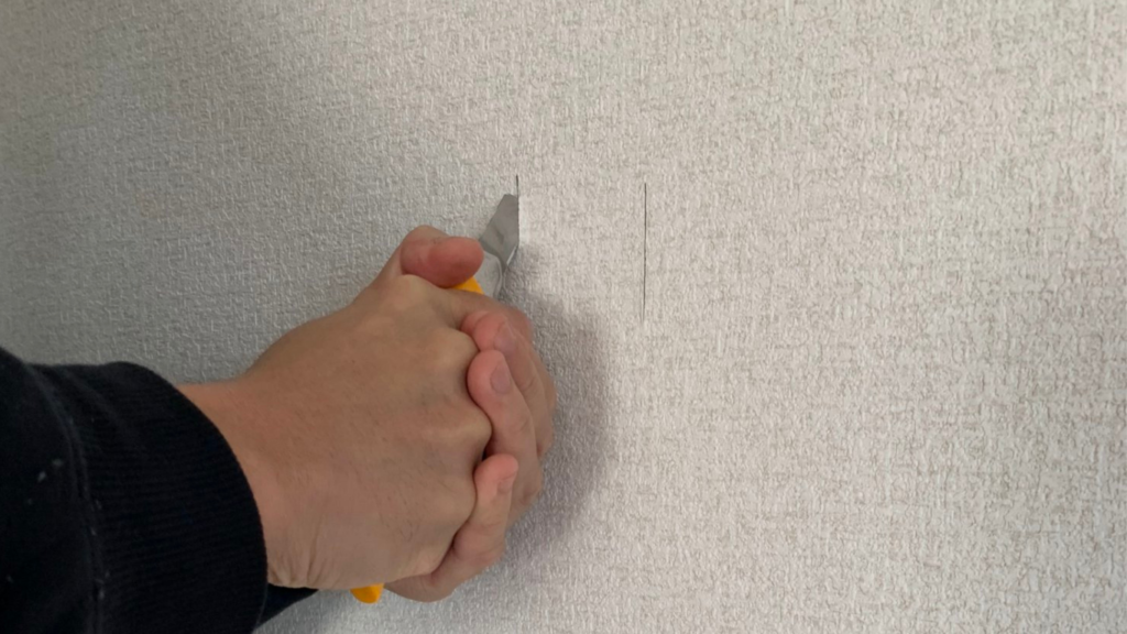 石膏ボードをカッターで切る