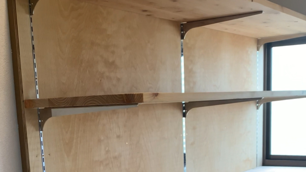 背面にベニヤ板をつけました