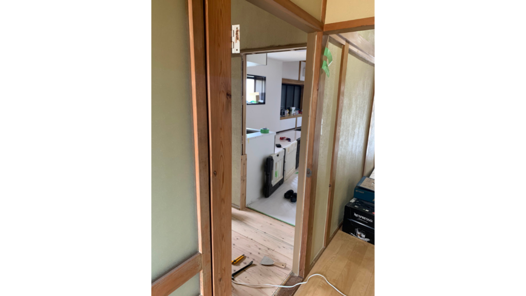 納戸のドアを取り外しました