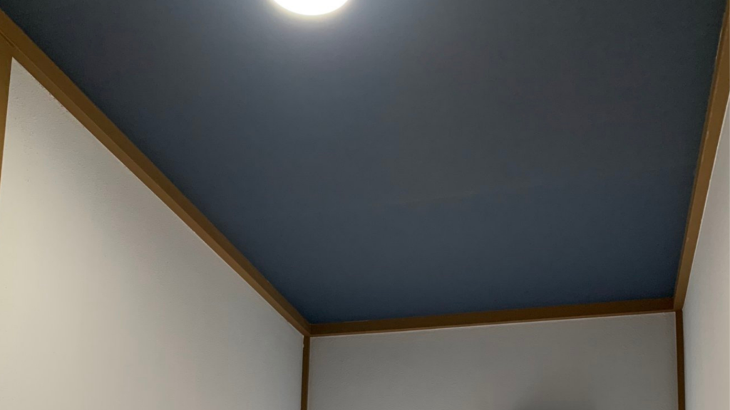 天井の壁紙を貼った後