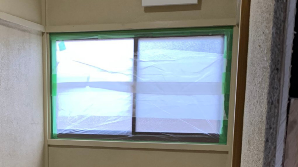 窓を養生しています