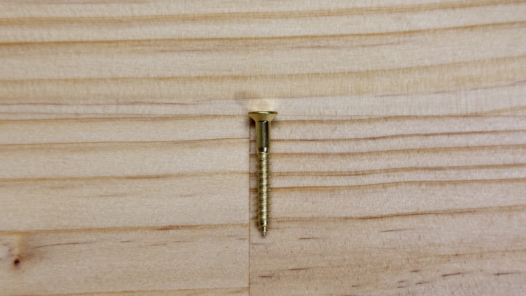 金色に輝く真鍮ネジ